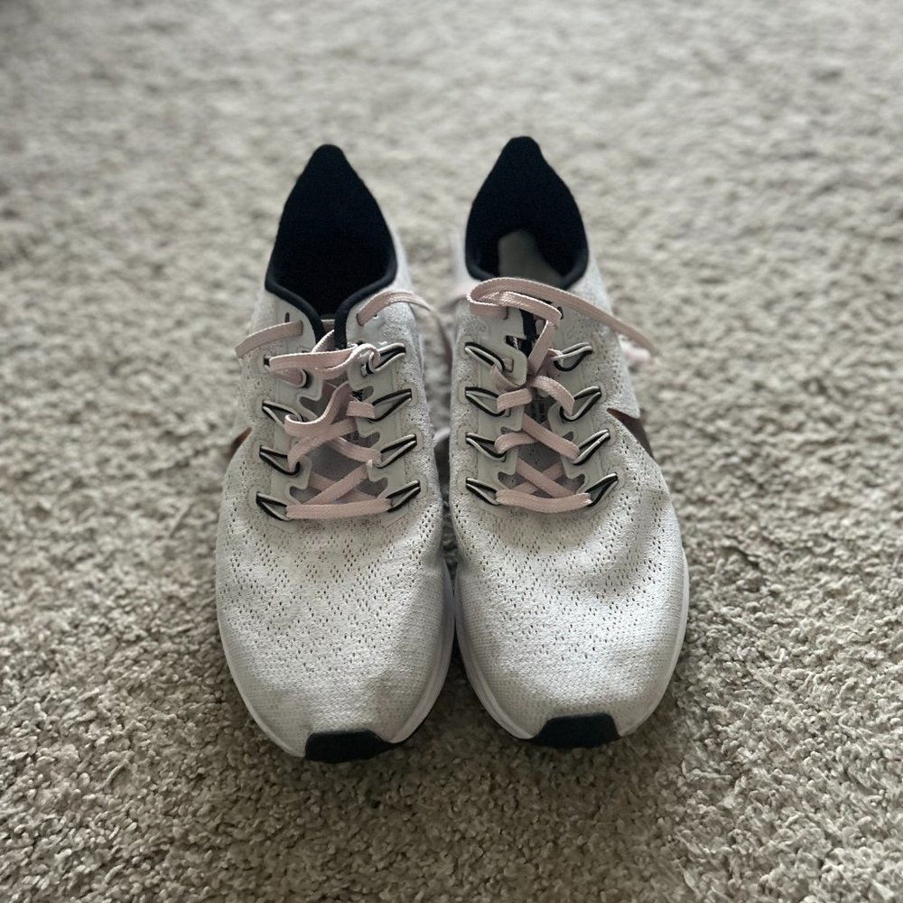 Almost New!! Women's Nike Pegasus Sneakers - Picture 4 of 4